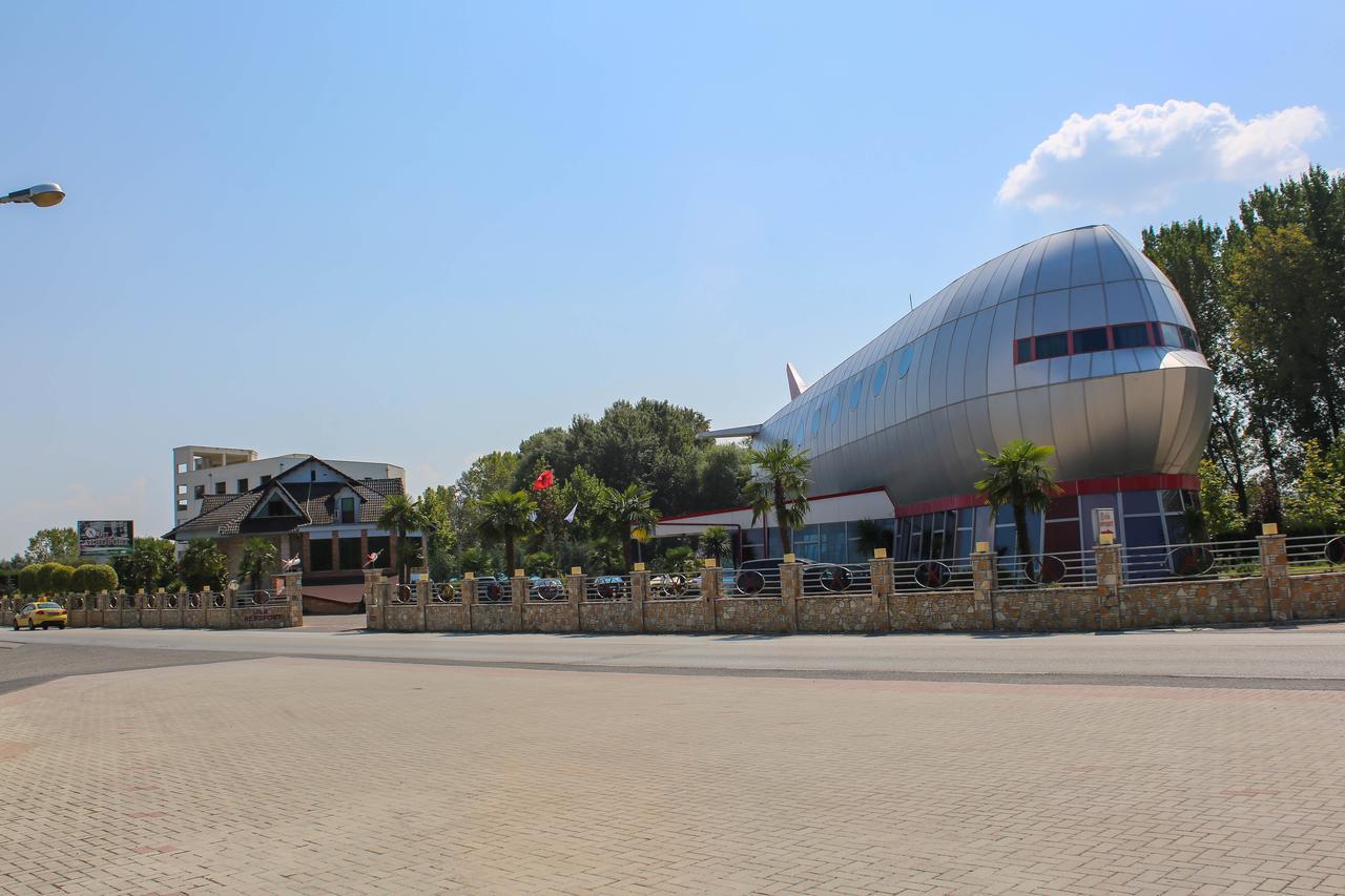 Hotel Vila Aeroport Rinas Exterior photo